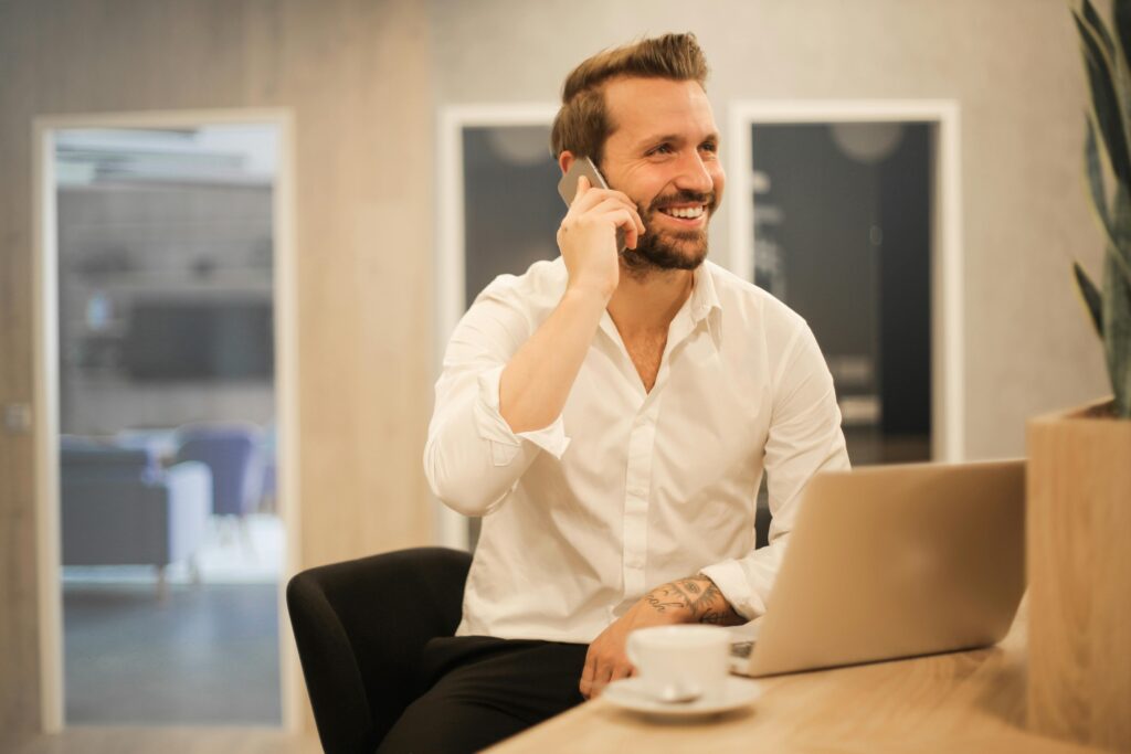 Tu as mis des années, peut-être des décennies, à bâtir ton entreprise. La vente est un aboutissement, la ligne d'arrivée d'un marathon. Mais pour que cette fin soit vraiment heureuse, il y a un piège à éviter à tout prix : les litiges post-cession. C'est le cauchemar de tout cédant : se retrouver embourbé dans des problèmes juridiques ou financiers bien après avoir tourné la page. Pourtant, avec la bonne approche et les bons outils, il est tout à fait possible d'éviter conflits vente entreprise et de passer le relais sereinement. On va explorer ensemble les stratégies concrètes pour que ton après-vente soit synonyme de tranquillité, pas de contentieux.
________________________________________
La transparence vendeur et la due diligence rigoureuse : les fondations anti-litiges